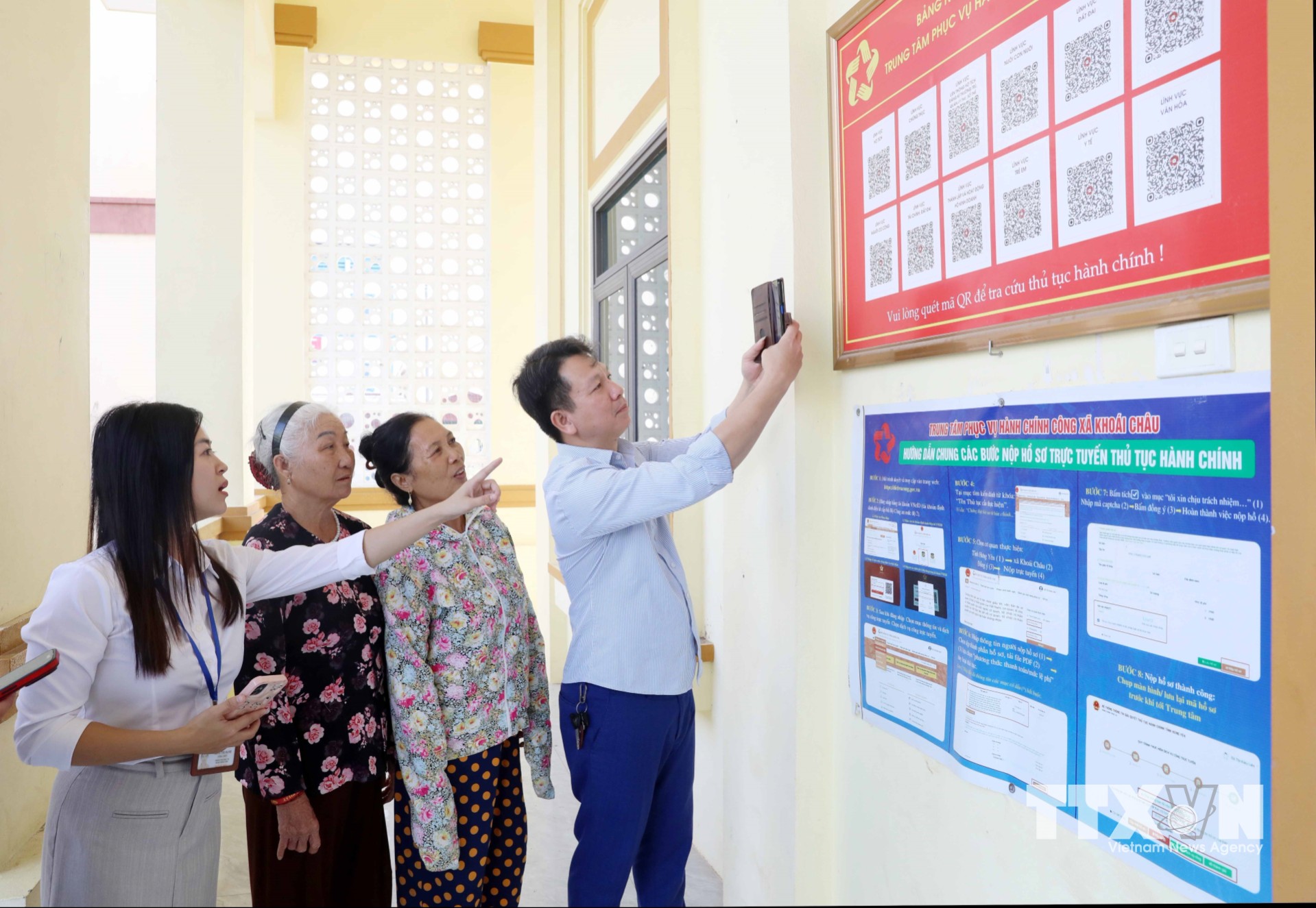 Hưng Yên: Đưa dịch vụ công tới tận thôn xóm từ mô hình “Nhà văn hóa số” giúp người dân tiếp cận và sử dụng các tiện ích số ngay tại cơ sở, góp phần nâng cao hiệu quả giải quyết thủ tục hành chính, tiết kiệm thời gian và chi phí đi lại. (Ảnh: Thế Duyệt/TTXVN)